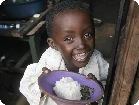 Crian&ccedil;a em Mo&ccedil;ambique recebendo ajuda